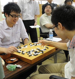 Emura (left) and Wakabayashi discussing a variation after the final game